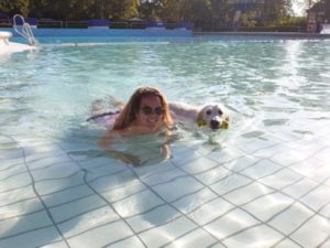 Blog Halterin und Hund schwimmen